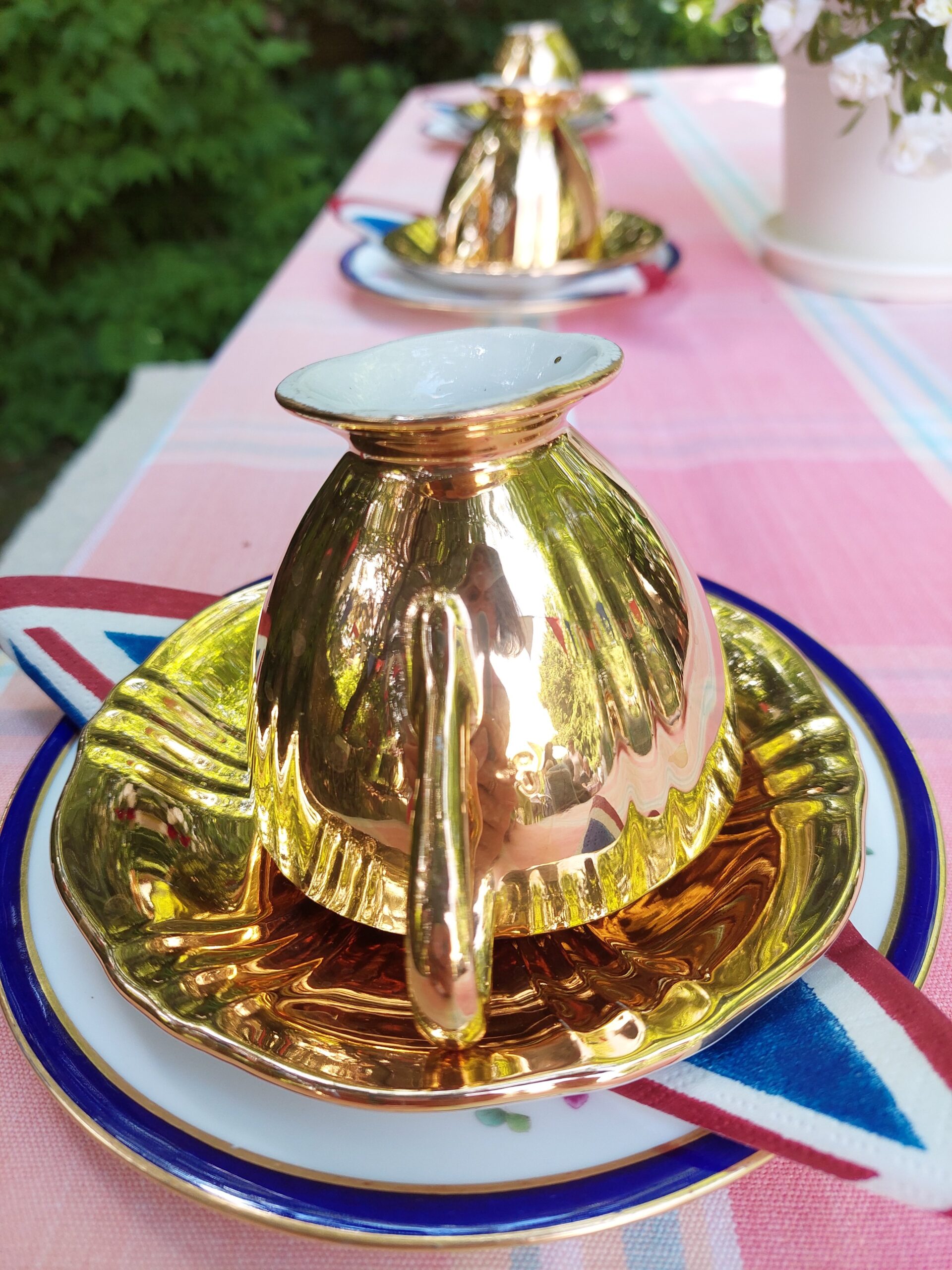 Union Jack, British flag, golden cup, tea, afternoon tea, Platinum Jubilee, waiting for guests, excited, can't wait, marvelous afternoon sipping tea, vzhičena, zlata šalica, tazza di te, tazza d'oro,