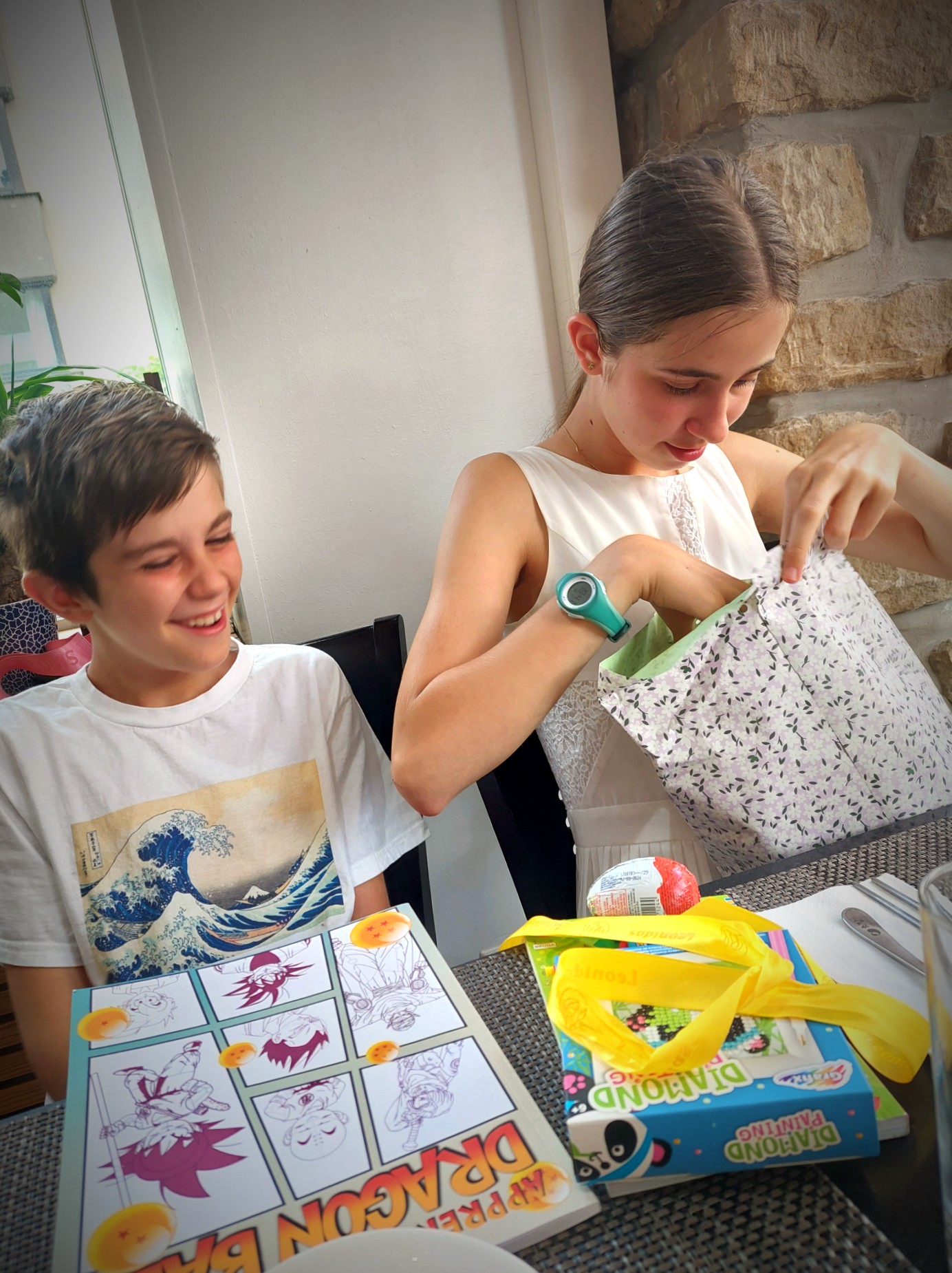 end-of-school-year presents, to keep them busy, little pleasures, small trinklets, spreading joy, darila ob koncu šolskega leta, da bosta zaposlena, drobni užitki, majhne drobnarije, širjenje veselja, regali di fine anno scolastico, per tenerli occupati, piccoli piaceri, diffondendo allegria, des cadeaux de fin d'année, pour les occuper, des petits plaisirs, des petits bibelots, pour répandre la joie, Enn vum Schouljoer Kaddoen, fir se beschäftegt ze halen, kleng Freed, Freed verbreeden,,