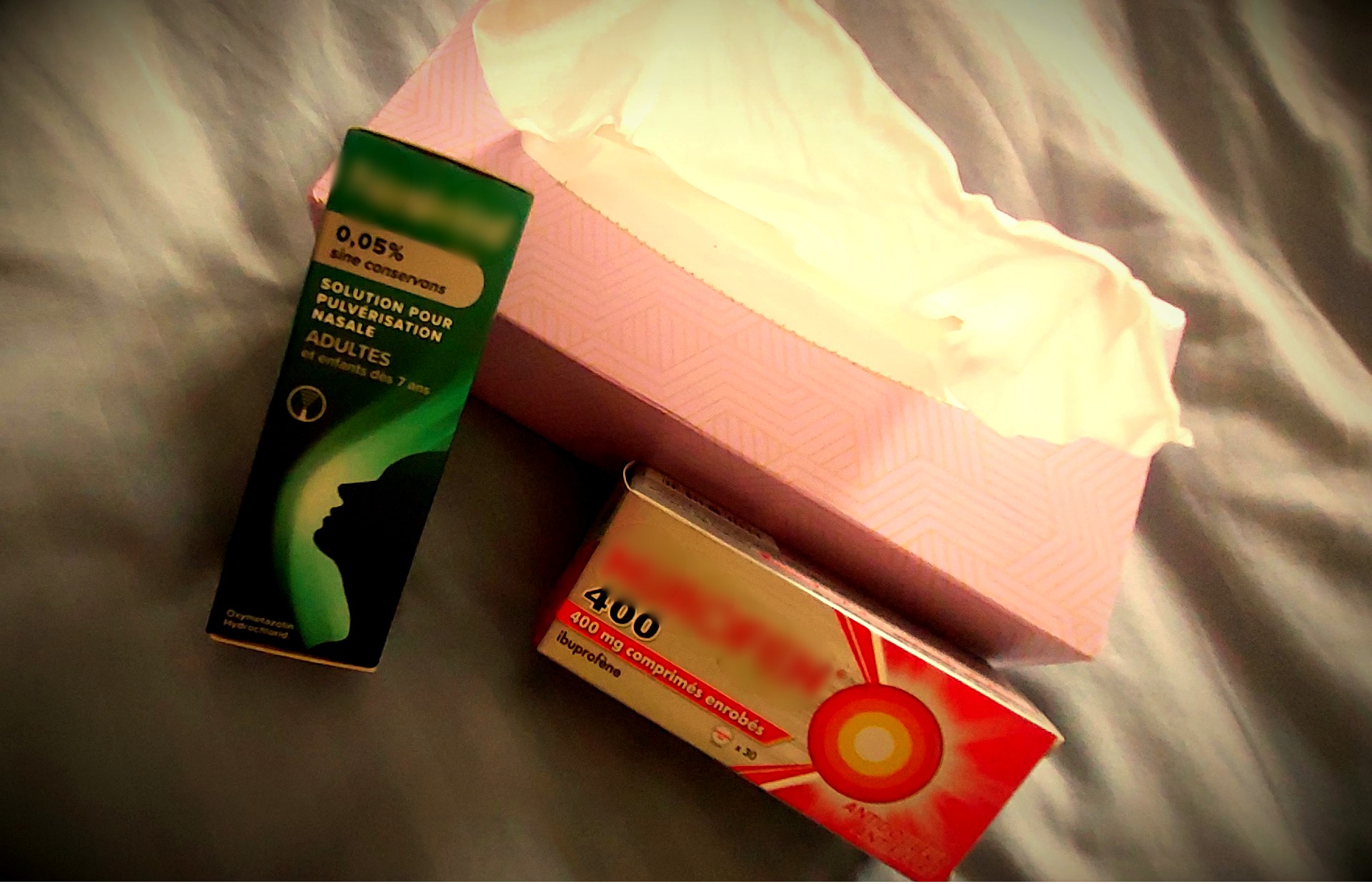 medicine, unwell, paracetamol and nose drops, a packet a day, over in a jiffy, medicine, malessere, paracetamola e gocce nasali, un pacchetto al giorno, in un batter d'occhio, zdravila, slabo počutje, paracetamol in kapljice za nos, škatla na dan, v hipu konec, lekarna, farmacia, pharmacy, Médicaments, indisposé, paracétamol et gouttes nasales, un sachet par jour, réglé en un clin d'œil, pharmacie, Medikamenter, krank, Paracetamol an Nuesendrëpsen, eng Päckchen den Dag, an engem Handvoll, Apdikt, prescription, recept,